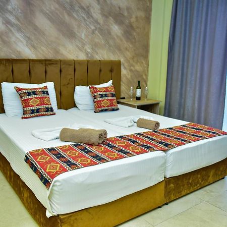 Te Bujtina Hotel- Cozy Stay With Traditional Breakfast Near Beach โกเลม ภายนอก รูปภาพ