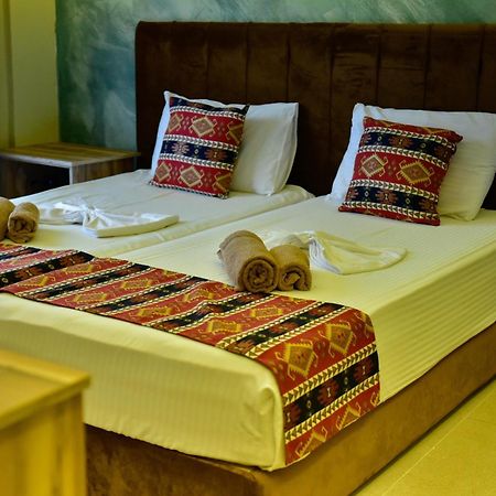 Te Bujtina Hotel- Cozy Stay With Traditional Breakfast Near Beach โกเลม ภายนอก รูปภาพ