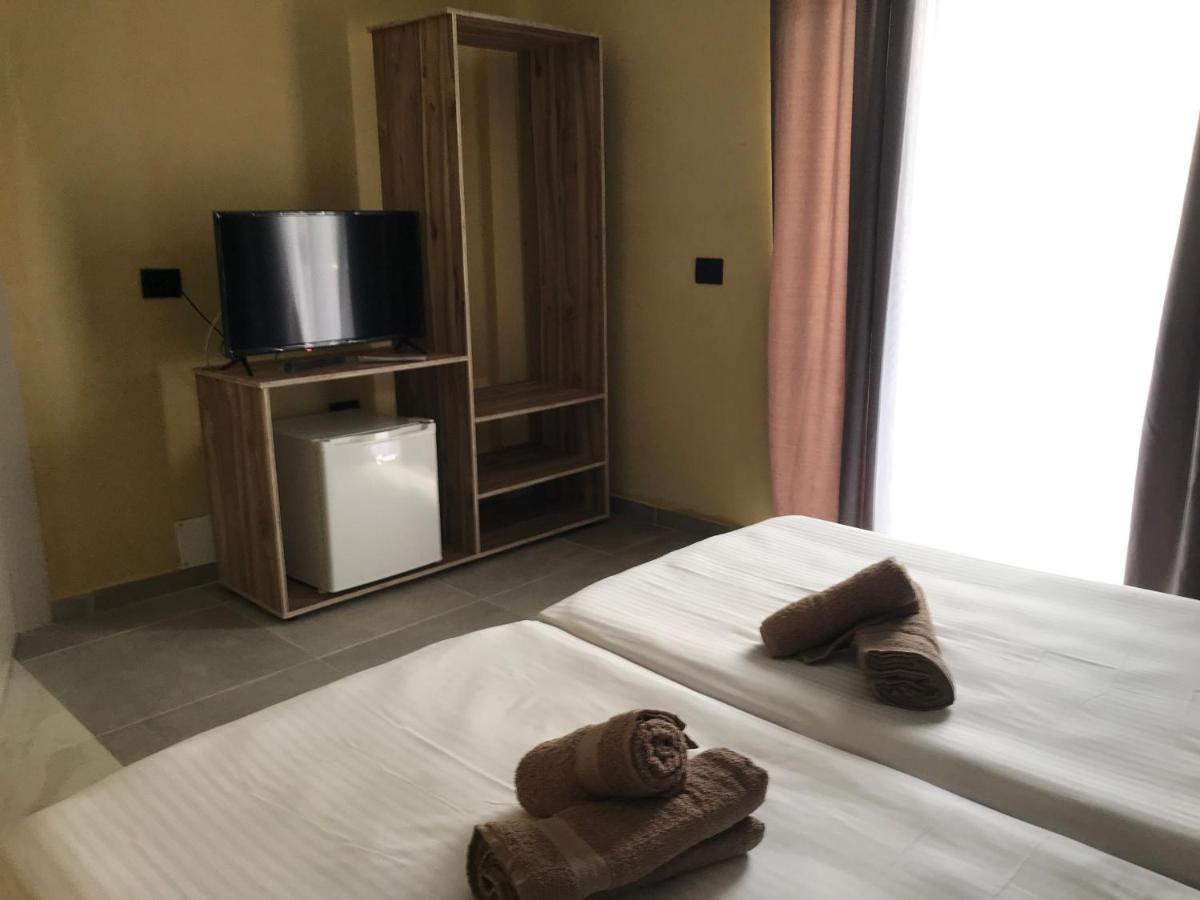 Te Bujtina Hotel- Cozy Stay With Traditional Breakfast Near Beach โกเลม ภายนอก รูปภาพ