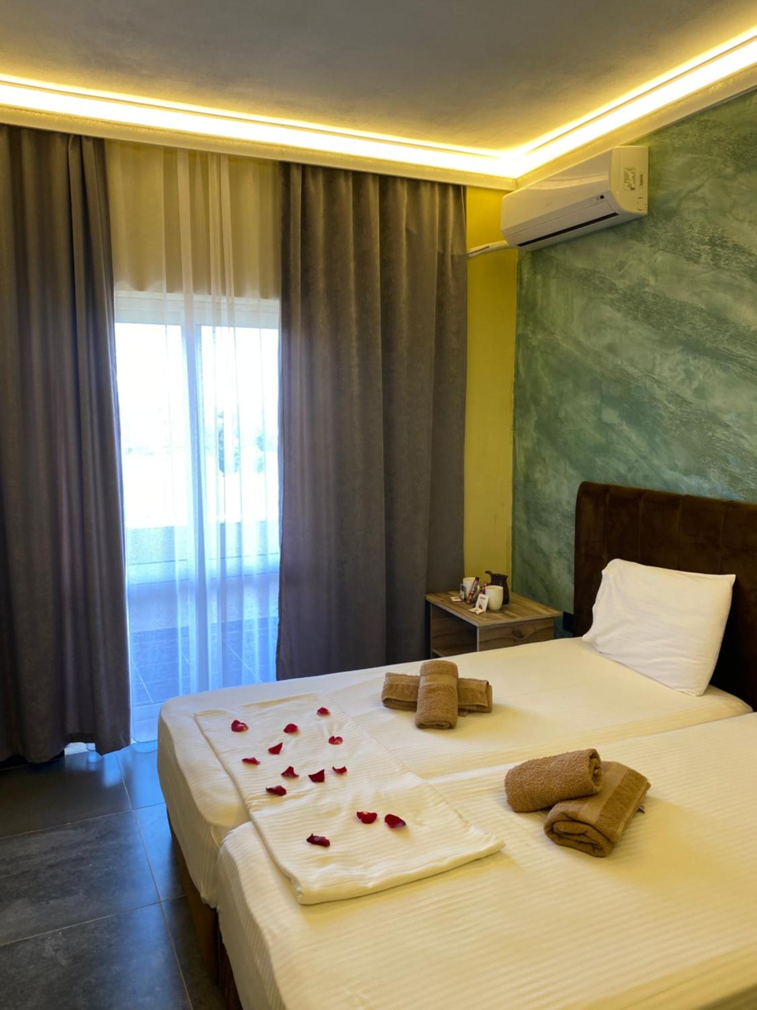 Te Bujtina Hotel- Cozy Stay With Traditional Breakfast Near Beach โกเลม ภายนอก รูปภาพ