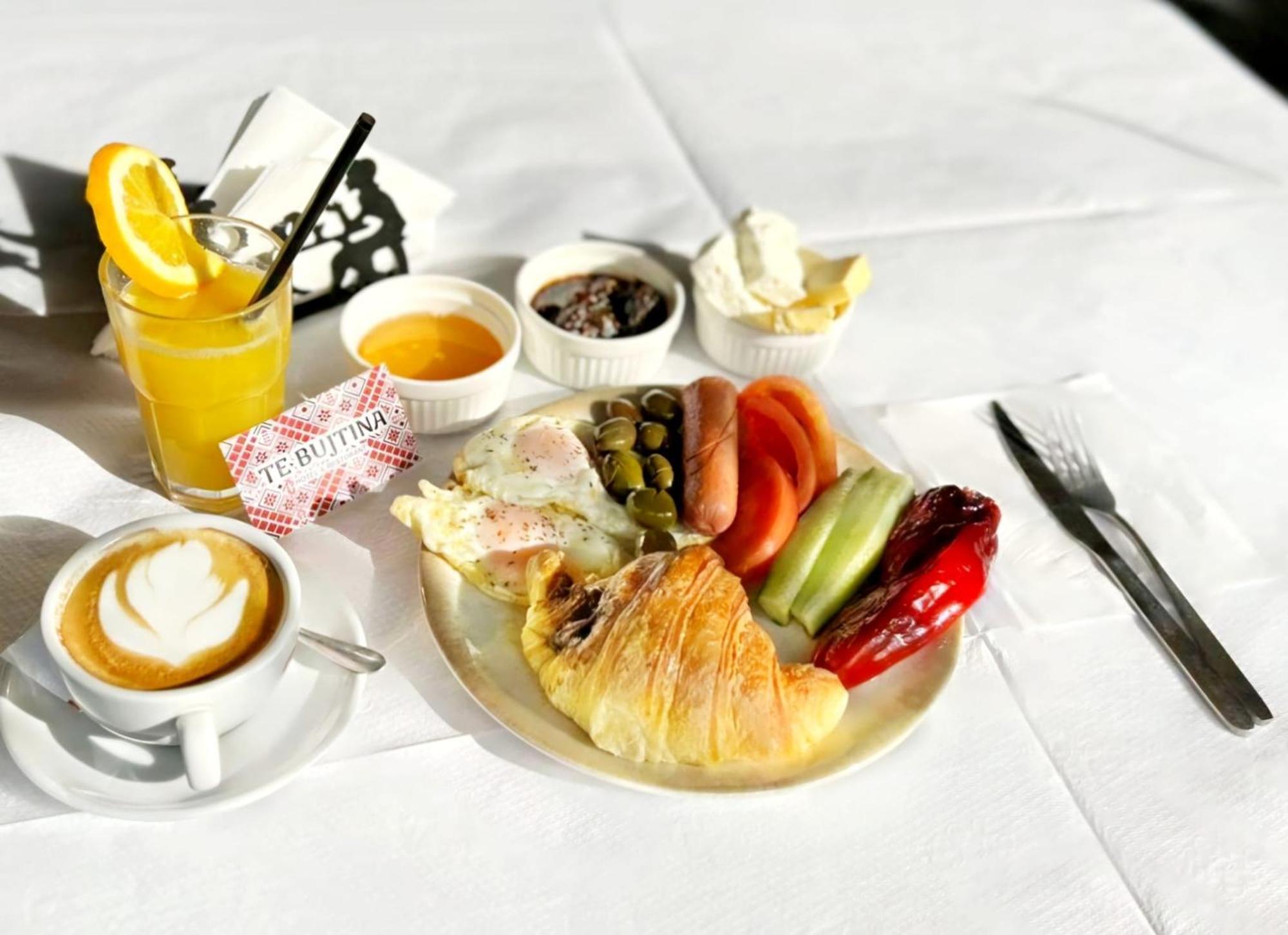 Te Bujtina Hotel- Cozy Stay With Traditional Breakfast Near Beach โกเลม ภายนอก รูปภาพ