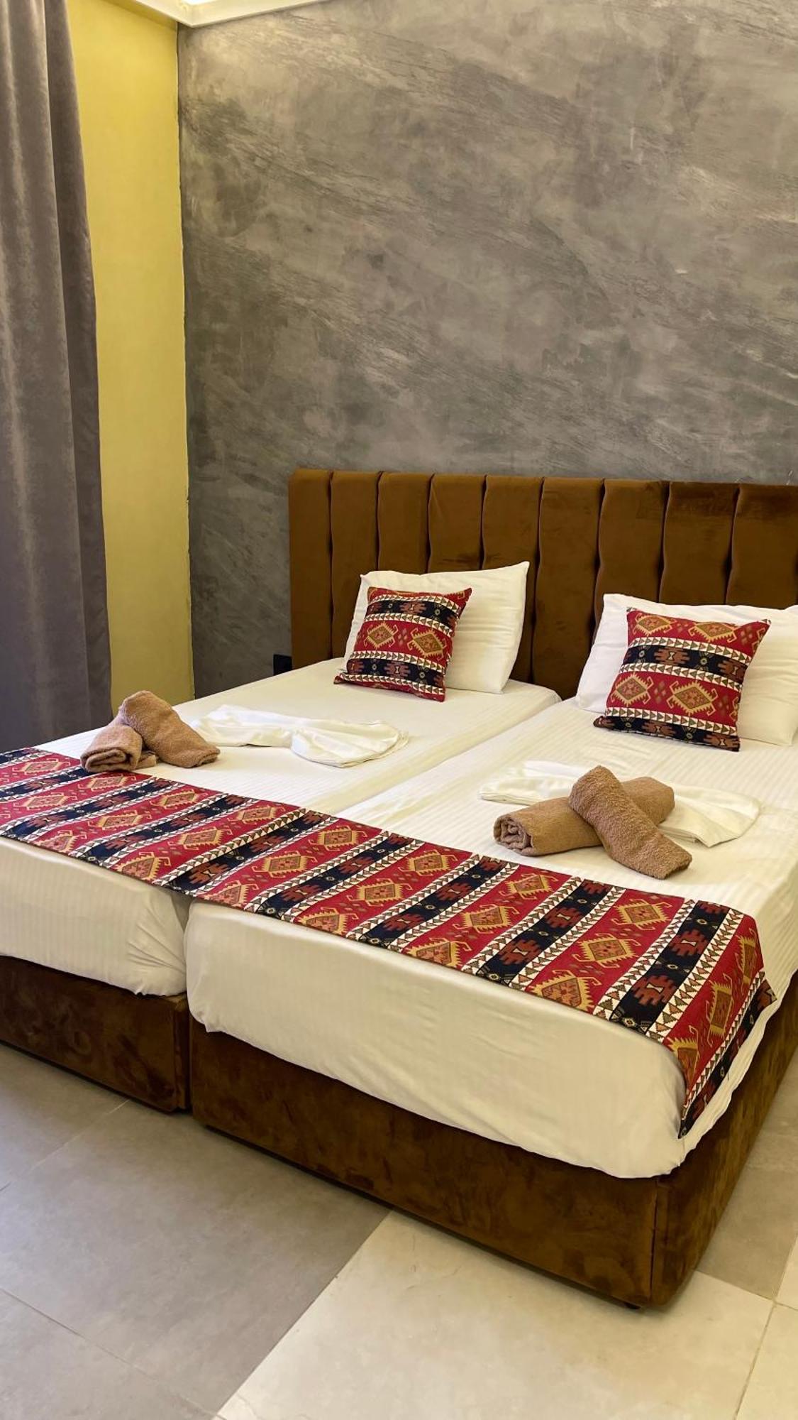 Te Bujtina Hotel- Cozy Stay With Traditional Breakfast Near Beach โกเลม ภายนอก รูปภาพ