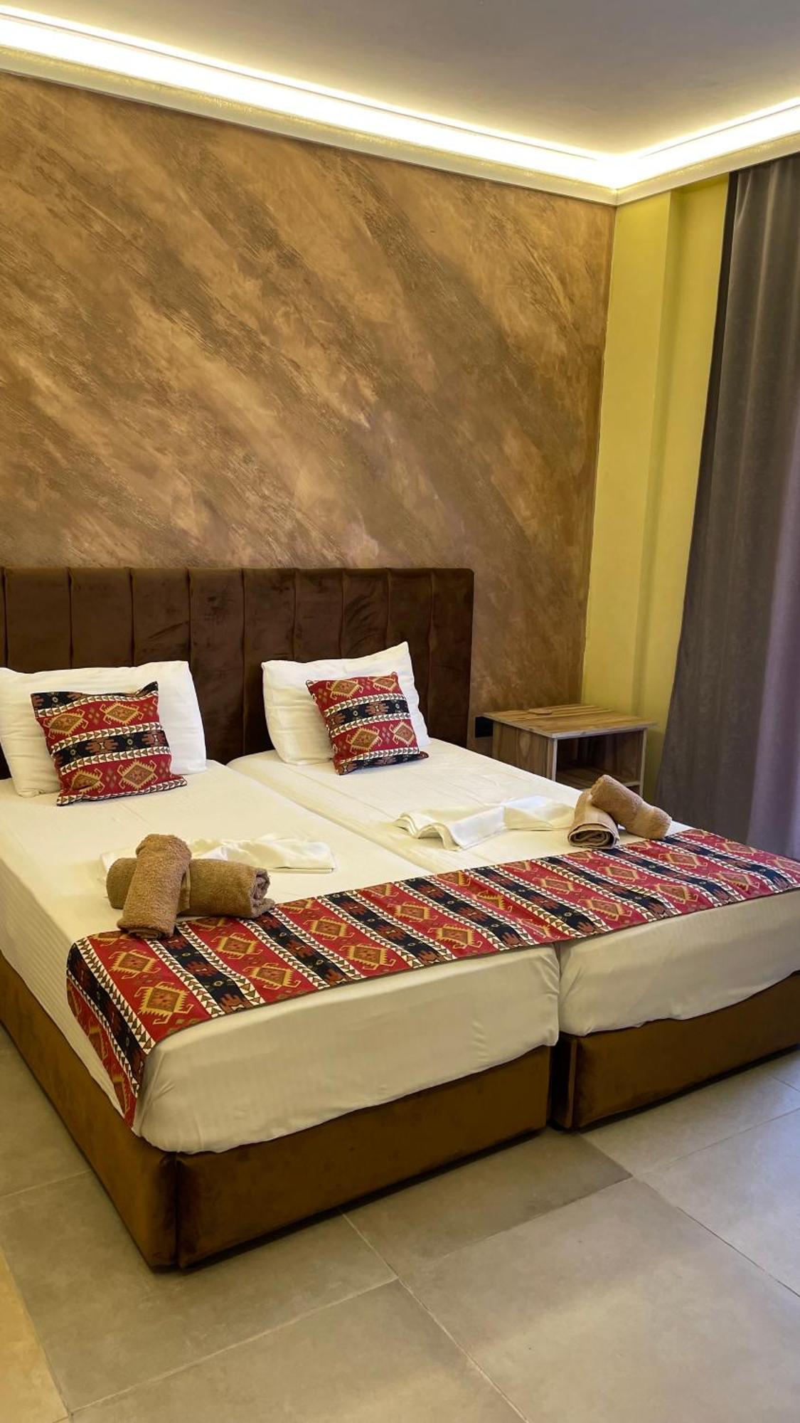 Te Bujtina Hotel- Cozy Stay With Traditional Breakfast Near Beach โกเลม ภายนอก รูปภาพ