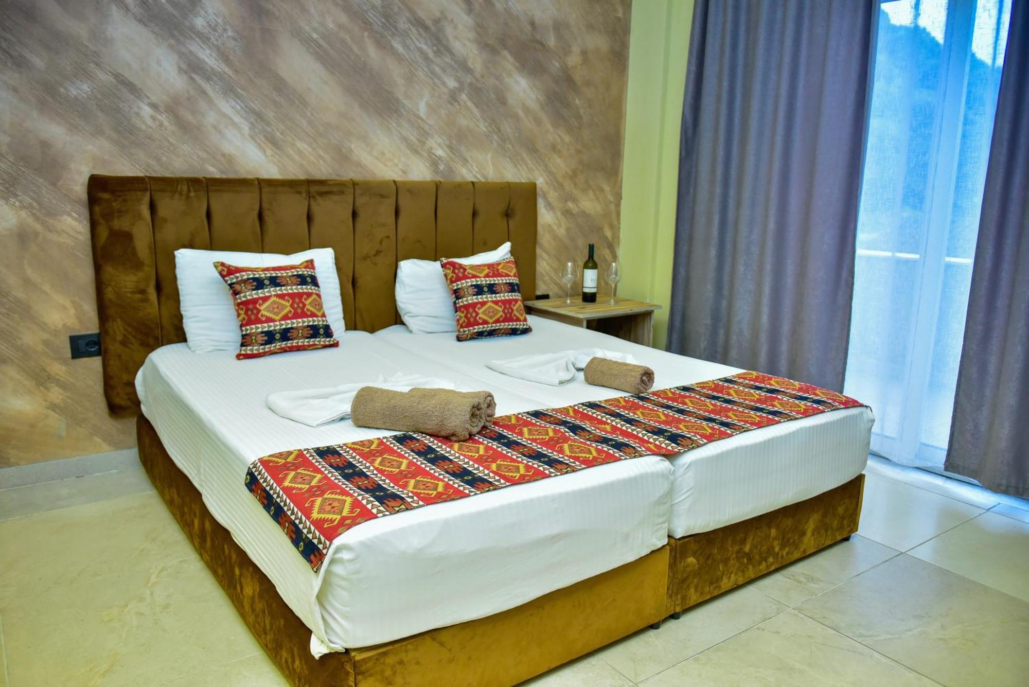 Te Bujtina Hotel- Cozy Stay With Traditional Breakfast Near Beach โกเลม ภายนอก รูปภาพ