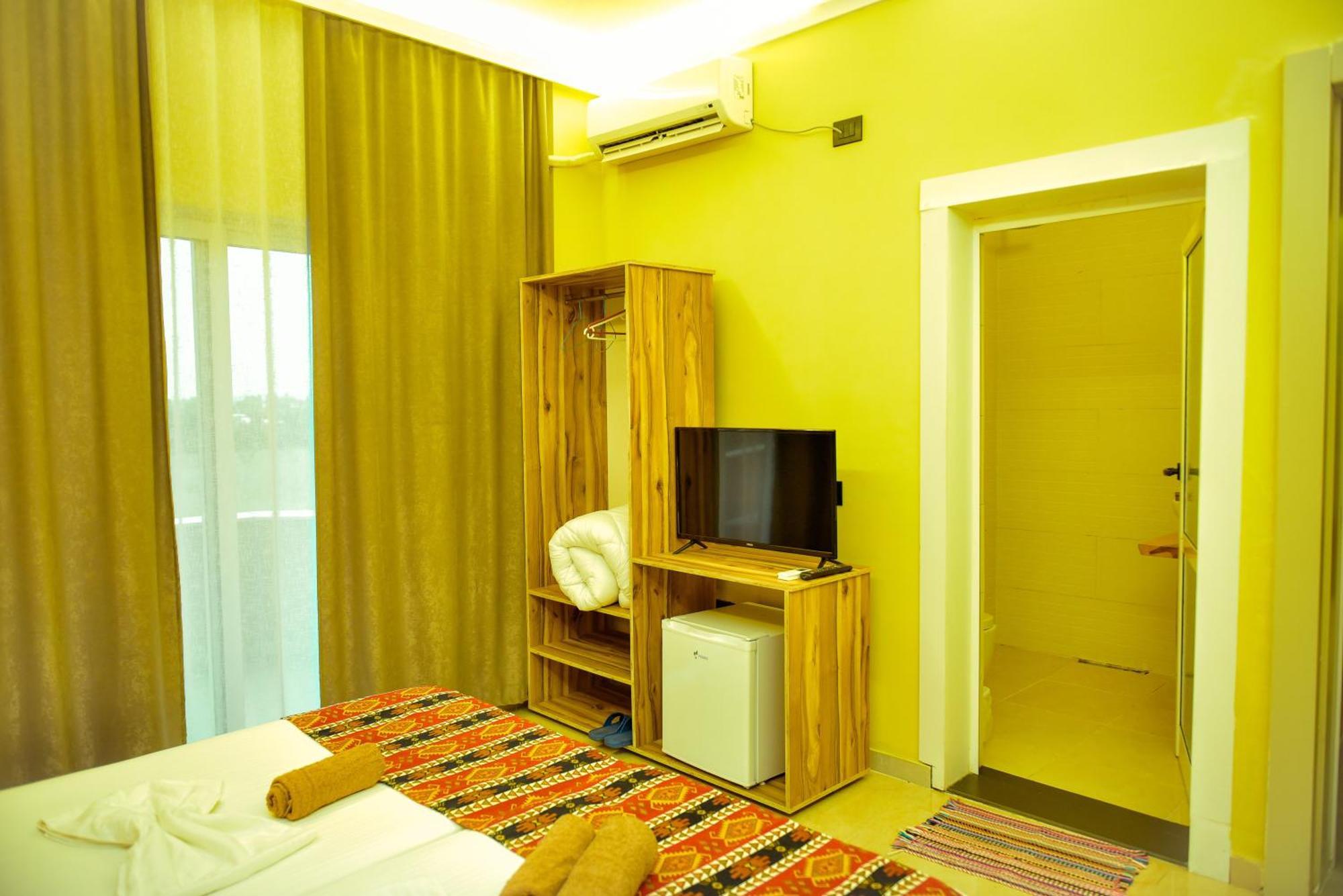 Te Bujtina Hotel- Cozy Stay With Traditional Breakfast Near Beach โกเลม ภายนอก รูปภาพ