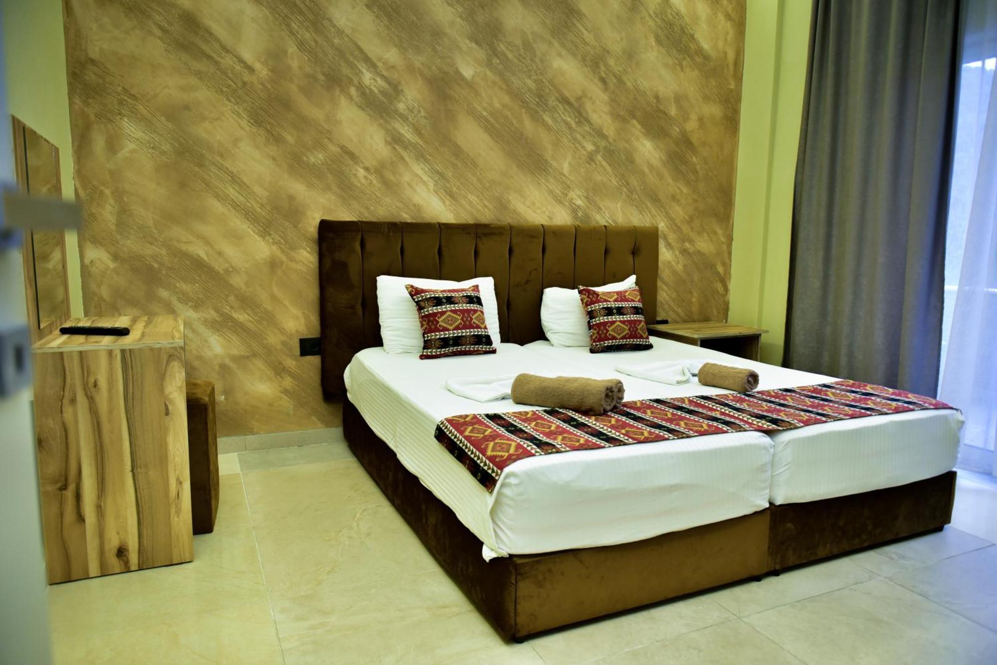 Te Bujtina Hotel- Cozy Stay With Traditional Breakfast Near Beach โกเลม ภายนอก รูปภาพ