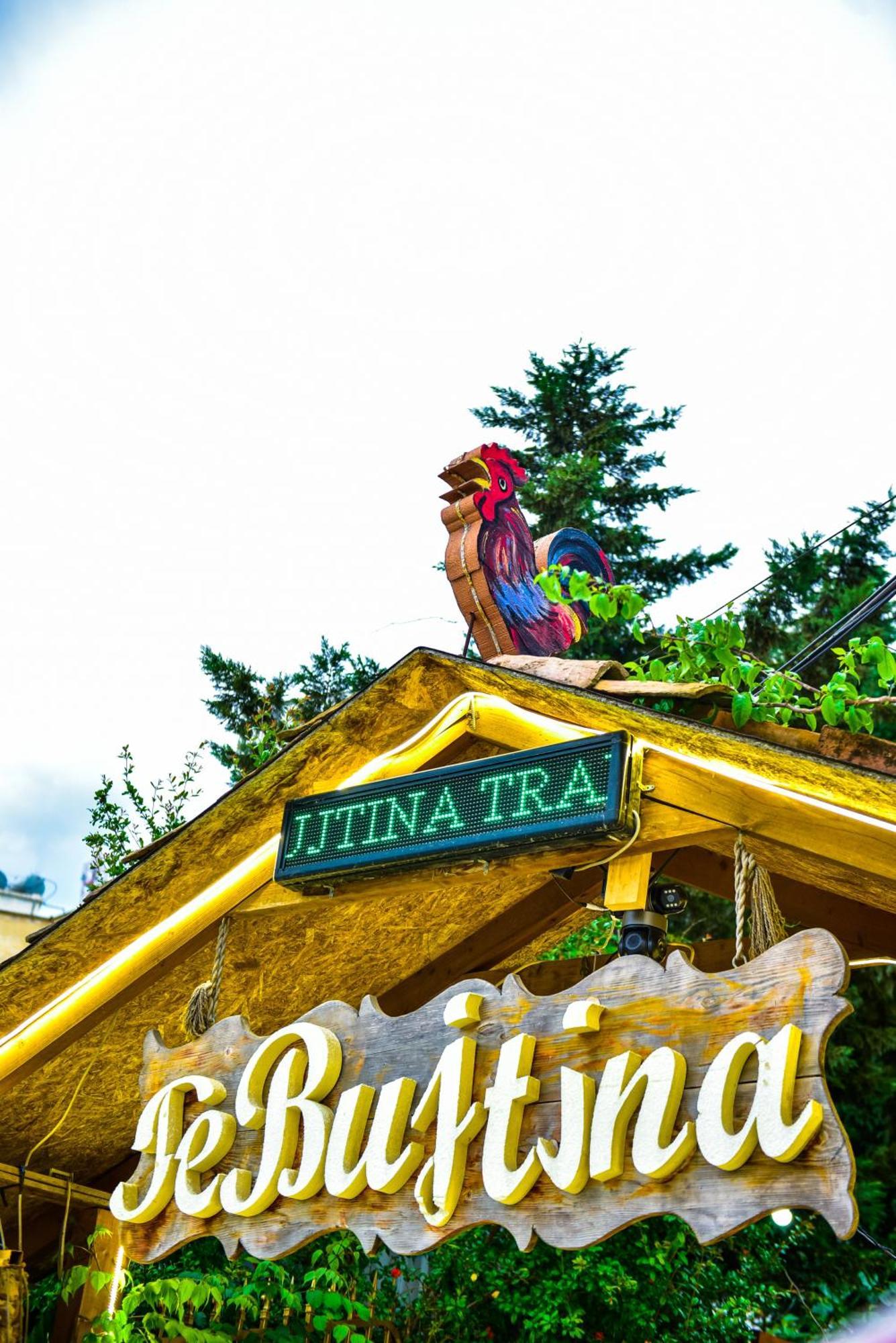 Te Bujtina Hotel- Cozy Stay With Traditional Breakfast Near Beach โกเลม ภายนอก รูปภาพ